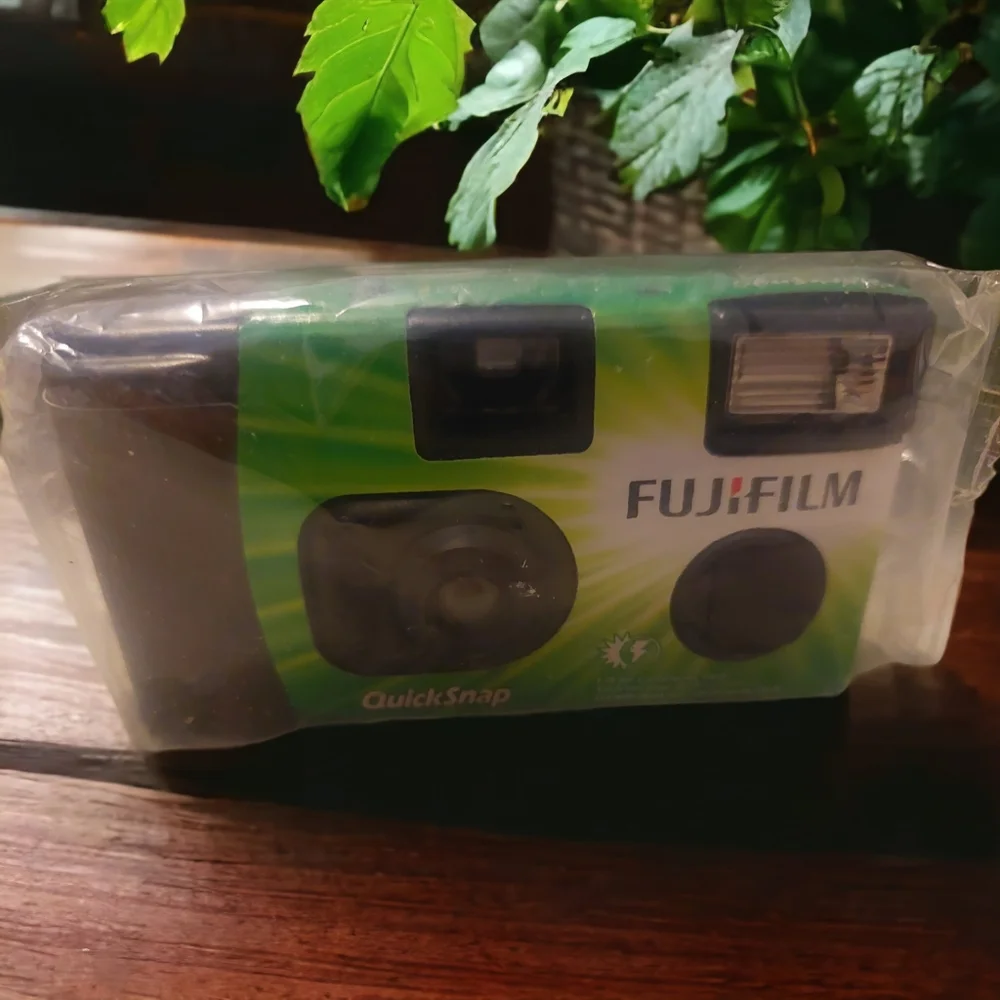 Fujifilm 35mm Quicksnap Flash One Time Use Disposable Camera 27 Photos 2009-10